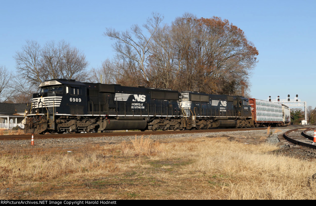 NS 6989 & 6909 lead train P61 westbound